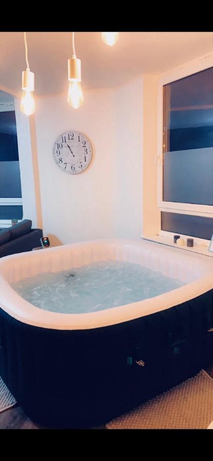 Appartement Cosy Et Chaleureux Avec Jacuzzi Seraing Esterno foto